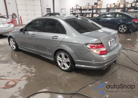 2011 Mercedes-Benz C 300 Sport z USA, uszkodzony, nr VIN WDDGF5EB2BA519185
